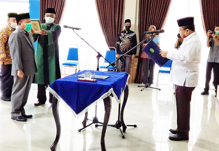 Bambang Suprianto ikuti sumpah jabatan yang dibacakan oleh Bupati Meranti Irwan Nasir (kanan) saat pelantikan perpanjangan masa jabatannya sebagai Pj Sekda Kabupaten Kepulauan Meranti di Selatpanjang, Kamis (23/4/2020). (WIRA  SAPUTRA/RIAUPOS.CO)